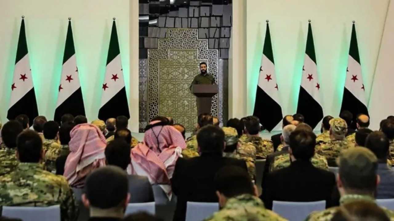 6 قرارات عاجلة بعد تنصيب الشرع رئيساً انتقاليا لسوريا