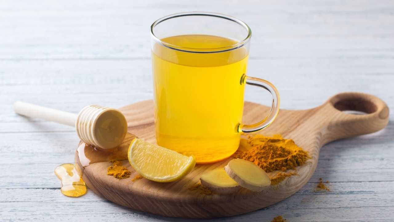 Les bienfaits de boire du thé au gingembre et curcuma le matin