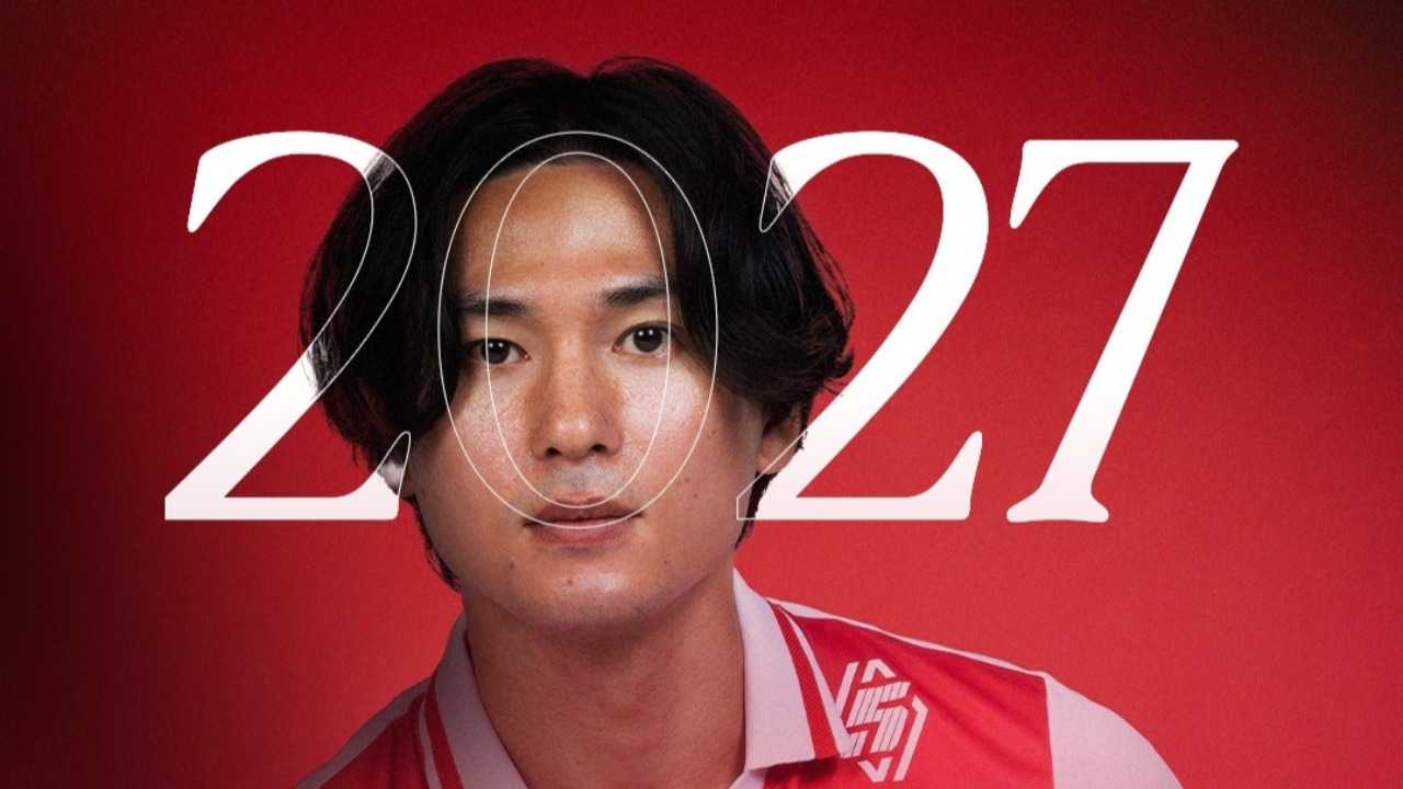 لاعب الوسط المهاجم الدولي الياباني تاكومي مينامينو يمدّد عقده مع موناكو الفرنسي لموسم إضافي حتى 2027