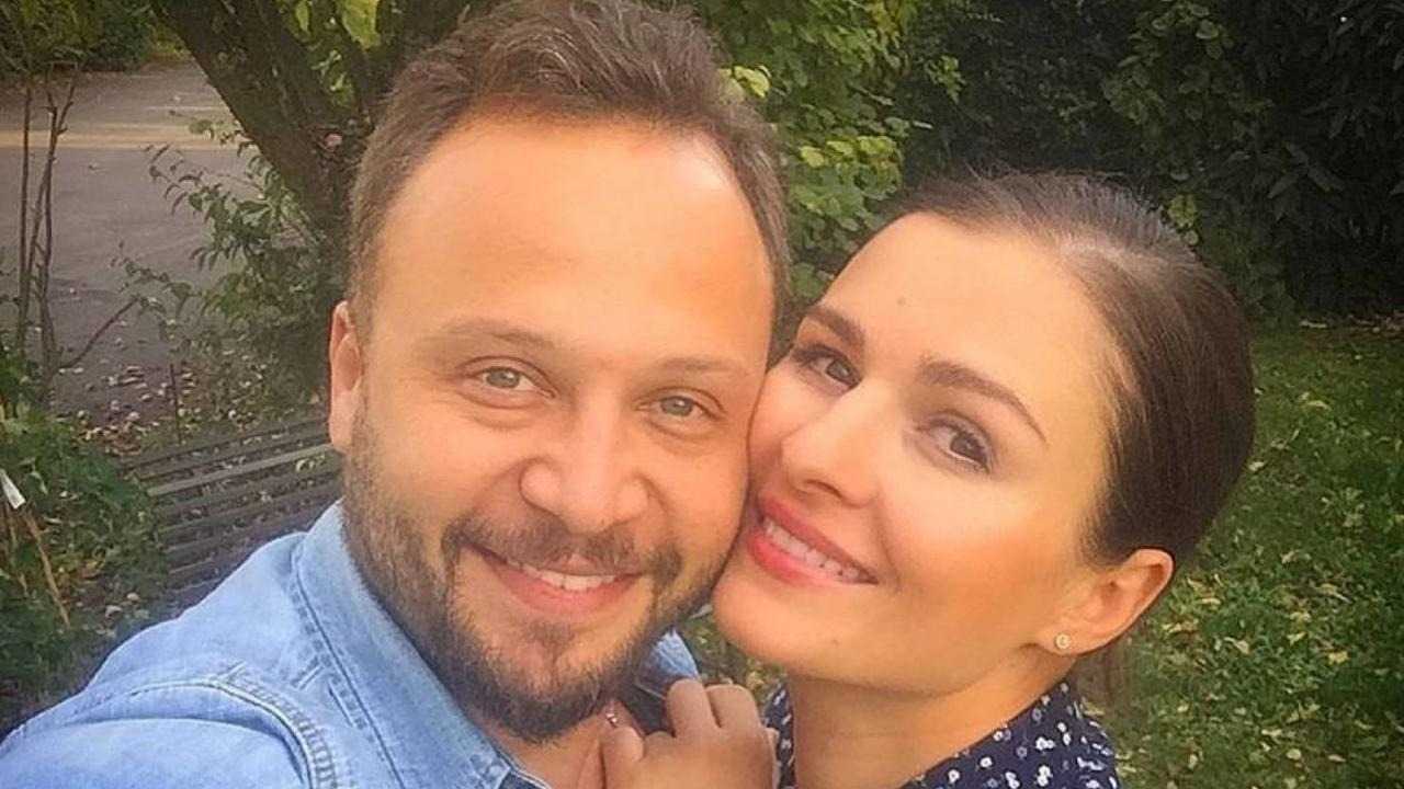 مكسيم خليل يعلن عودة زوجته إلى سوريا بعد غياب 13 عاماً: