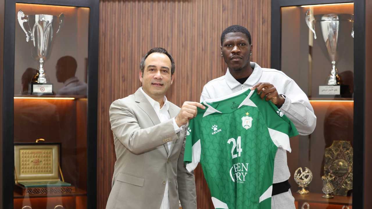 نادي الأنصار متصدر الدوري اللبناني لكرة القدم يعلن تعاقده مع المدافع الكاميروني دانيال كامي