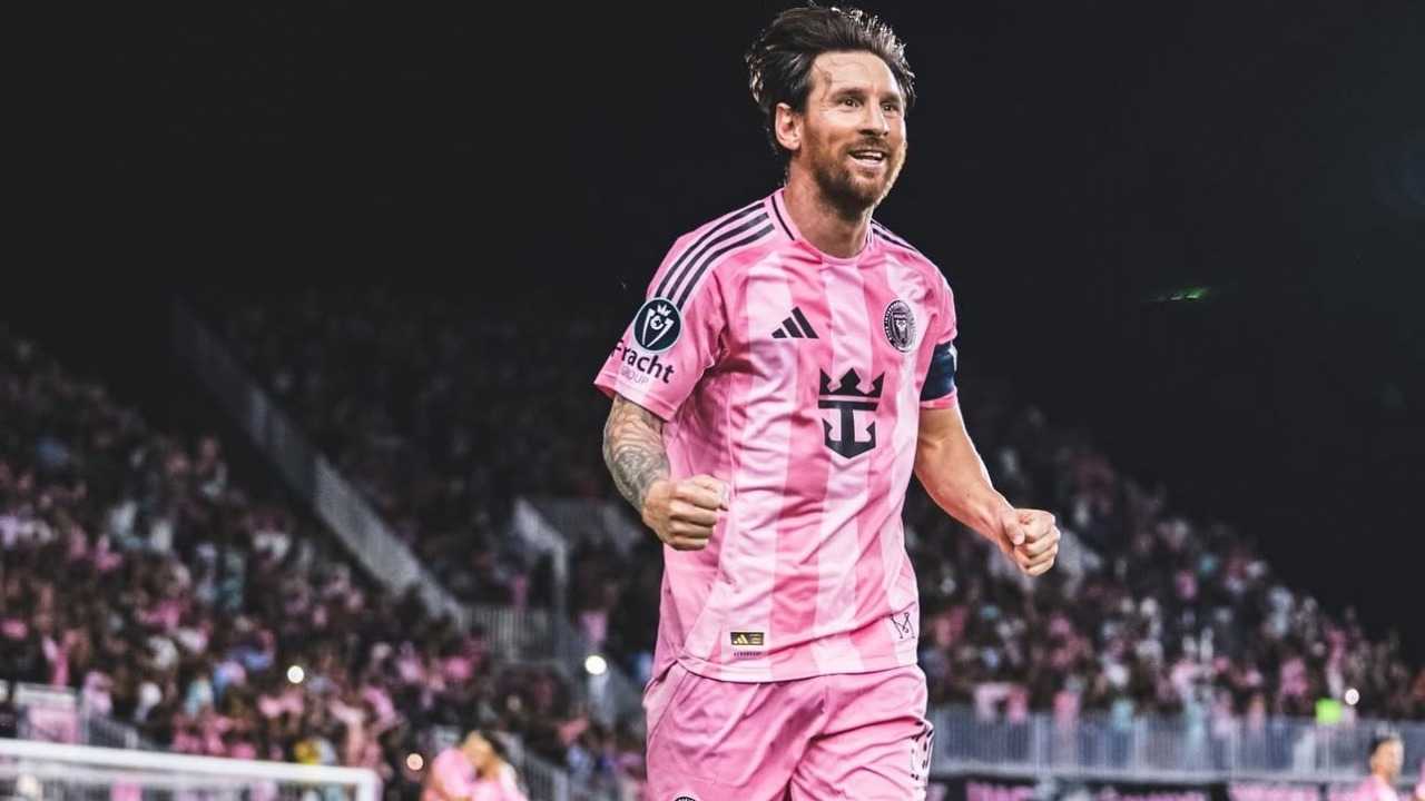 النجم الأرجنتيني ليونيل ميسي يقترب من تمديد عقده مع إنتر ميامي حتى 2026