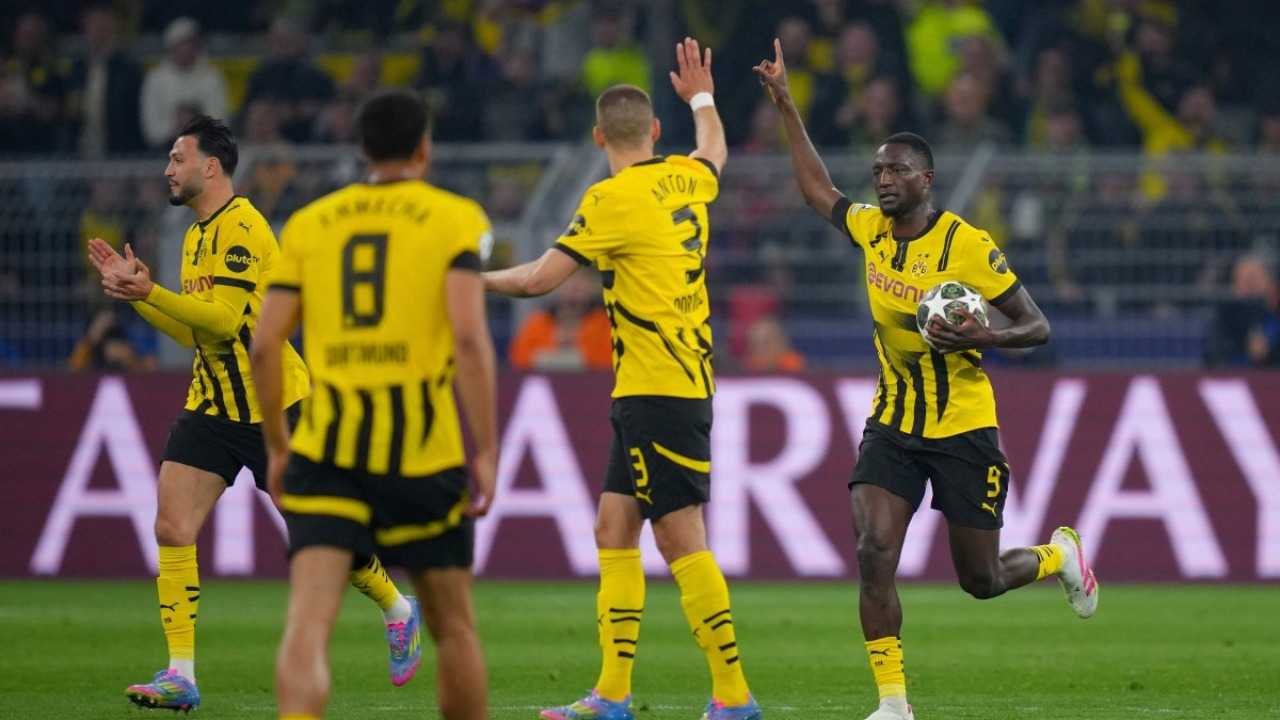 بوروسيا دورتموند يواجه بوروسيا مونشنغلادباخ وبايرن ميونيخ لمصالحة جماهيره بعد الخروج الأوروبي