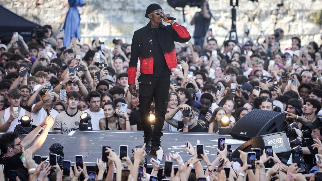 Le rappeur français le plus vendu a été inhumé après son décès à l'âge ...