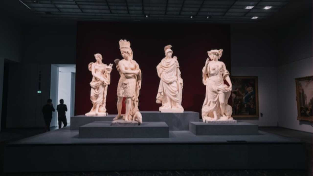 Versailles unveils AI-powered talking statues