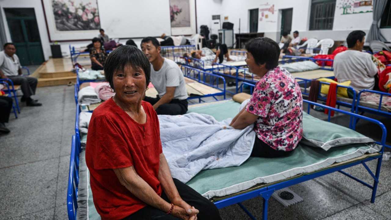 Shanghai evacuates 283,000 people as typhoon hits