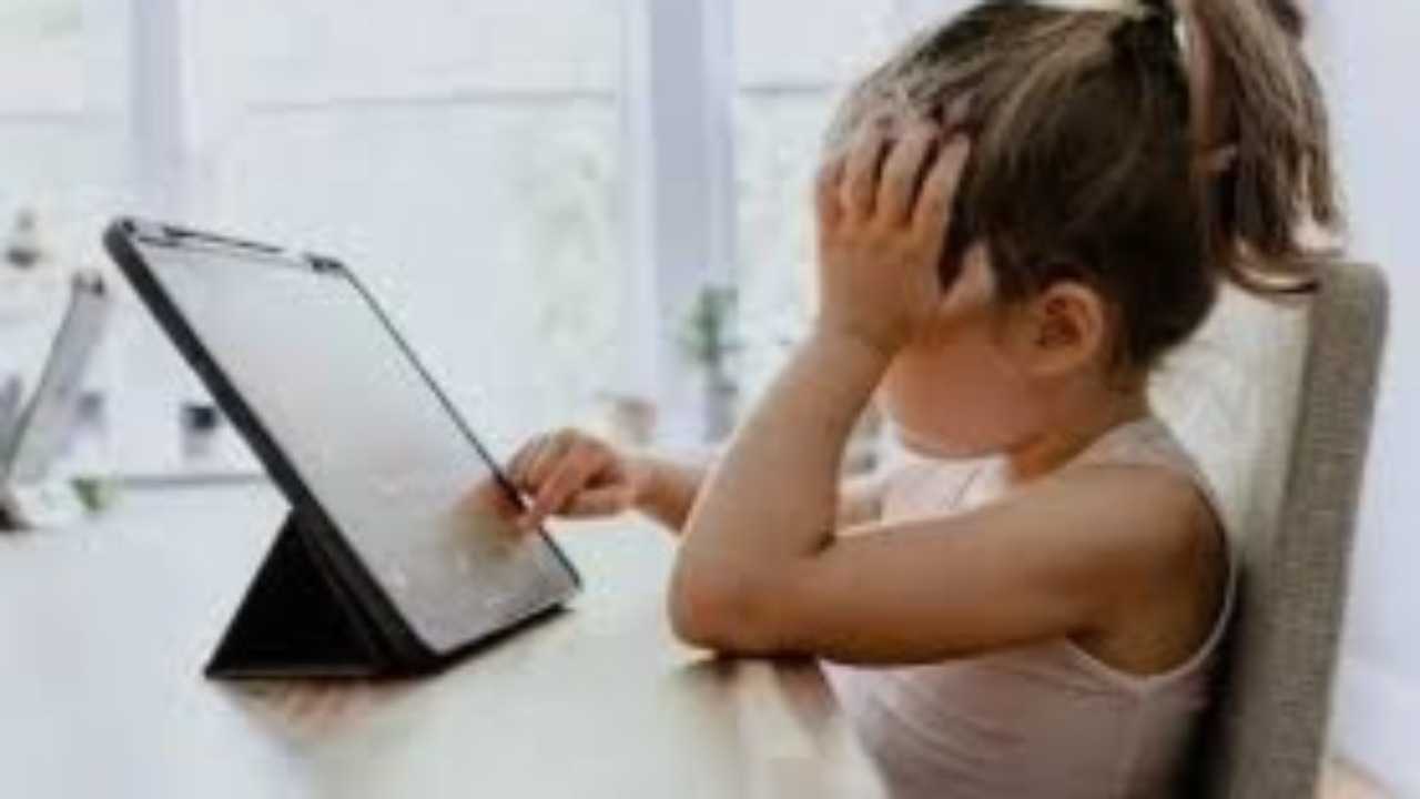 دراسة تحذّر: استخدام الأطفال المفرط للشاشات يزيد خطر الإصابة بأمراض