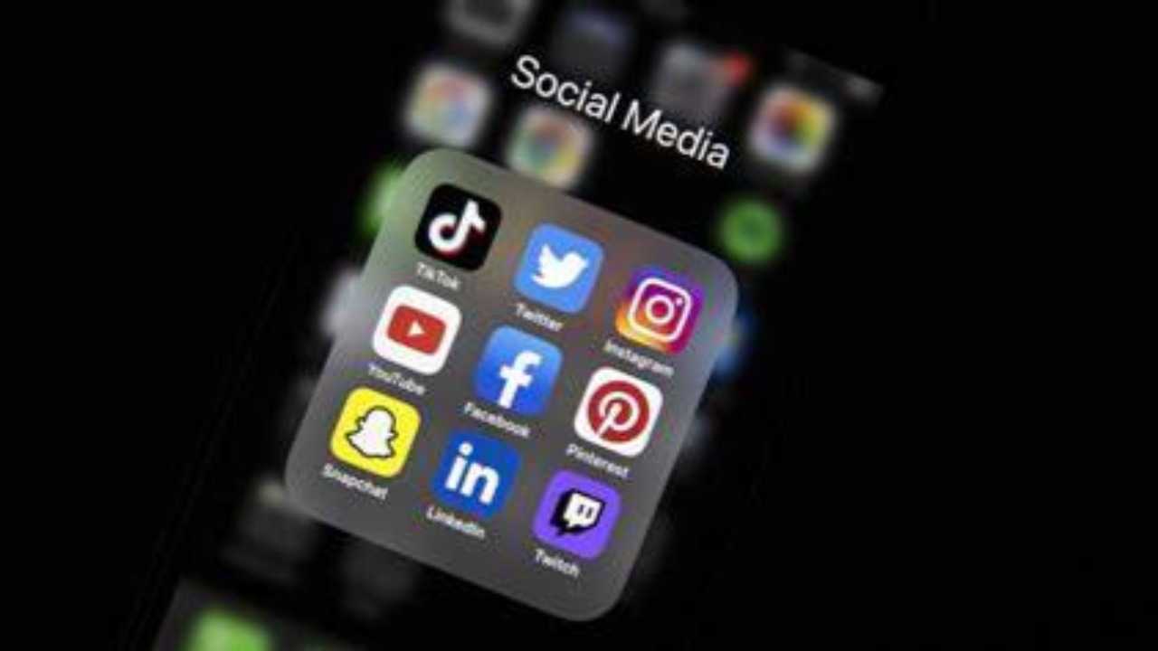 French commission recommends banning social media for children