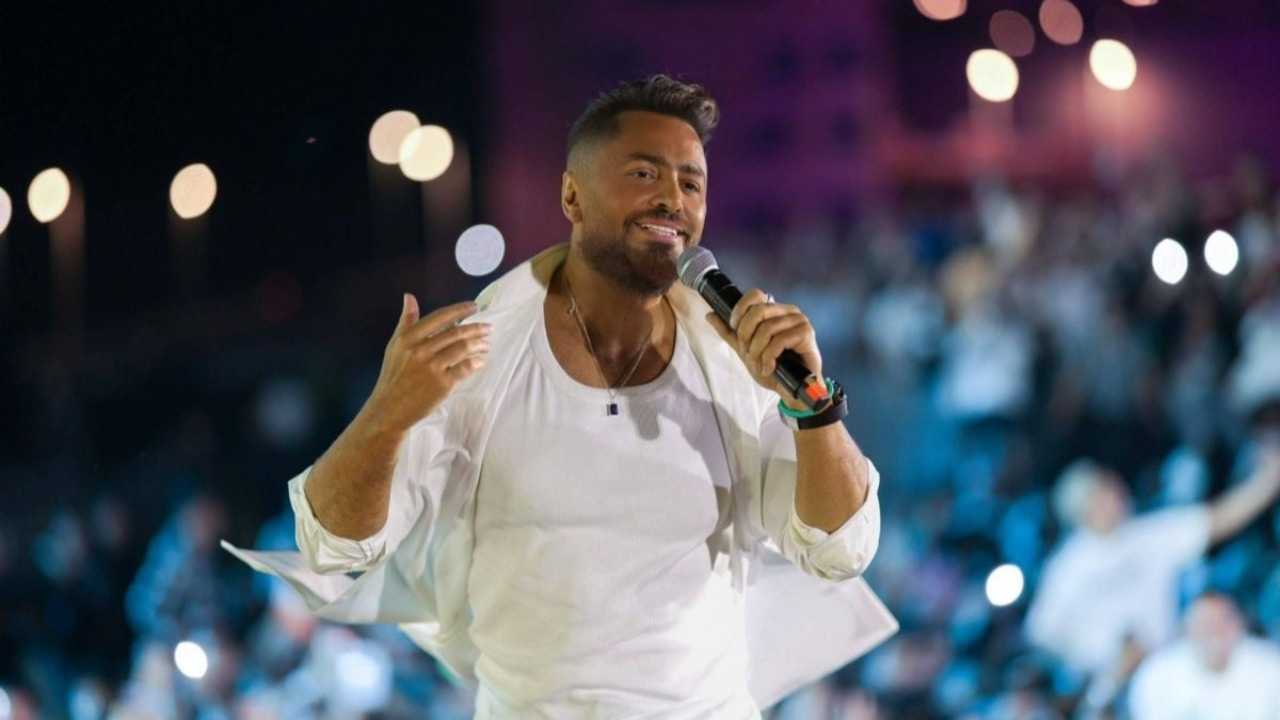 تامر حسني يغازل أوروبا بلغتين... وجمهوره على موعد مع ليالٍ لا تُنسى في