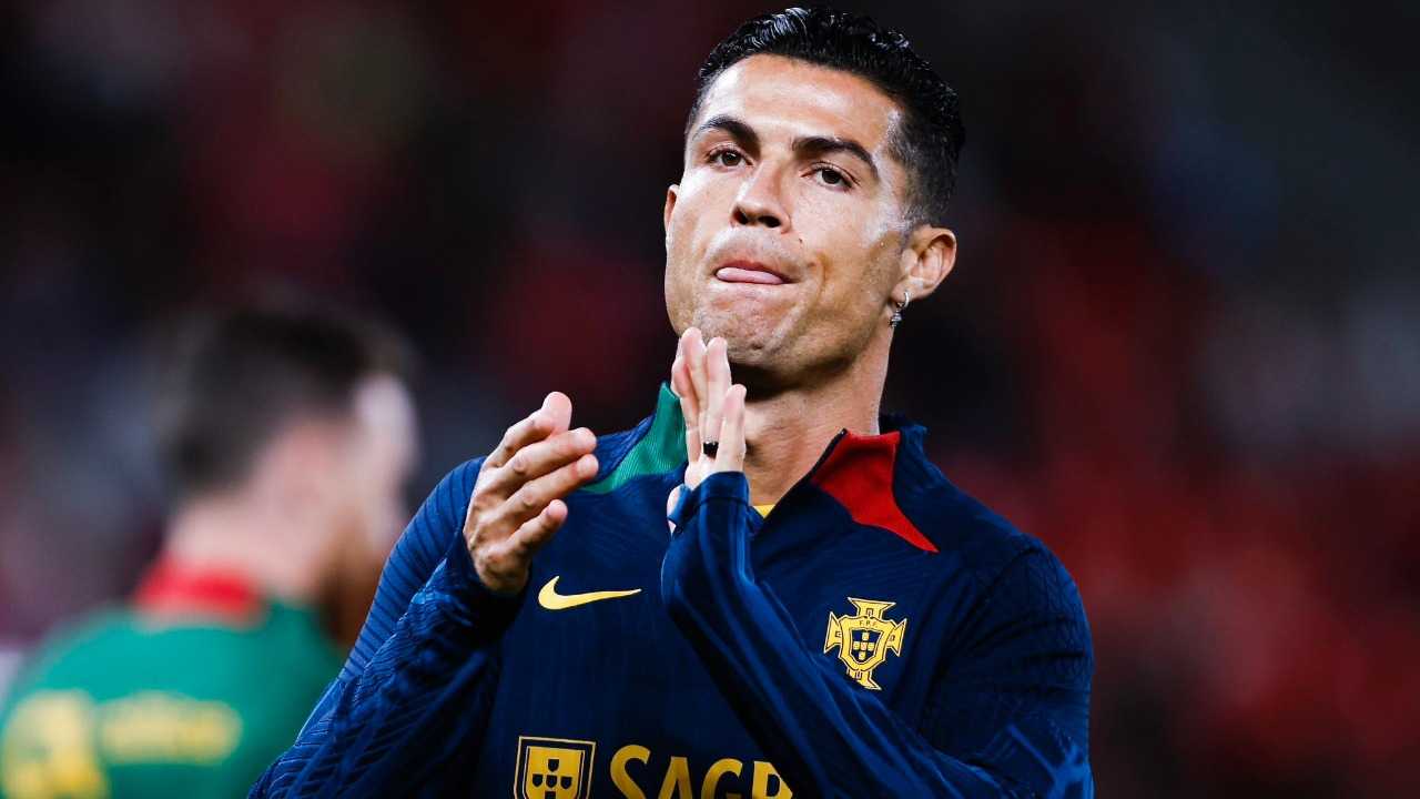 النجم البرتغالي كريستيانو رونالدو يلمح لاعتزاله كرة القدم قريباً