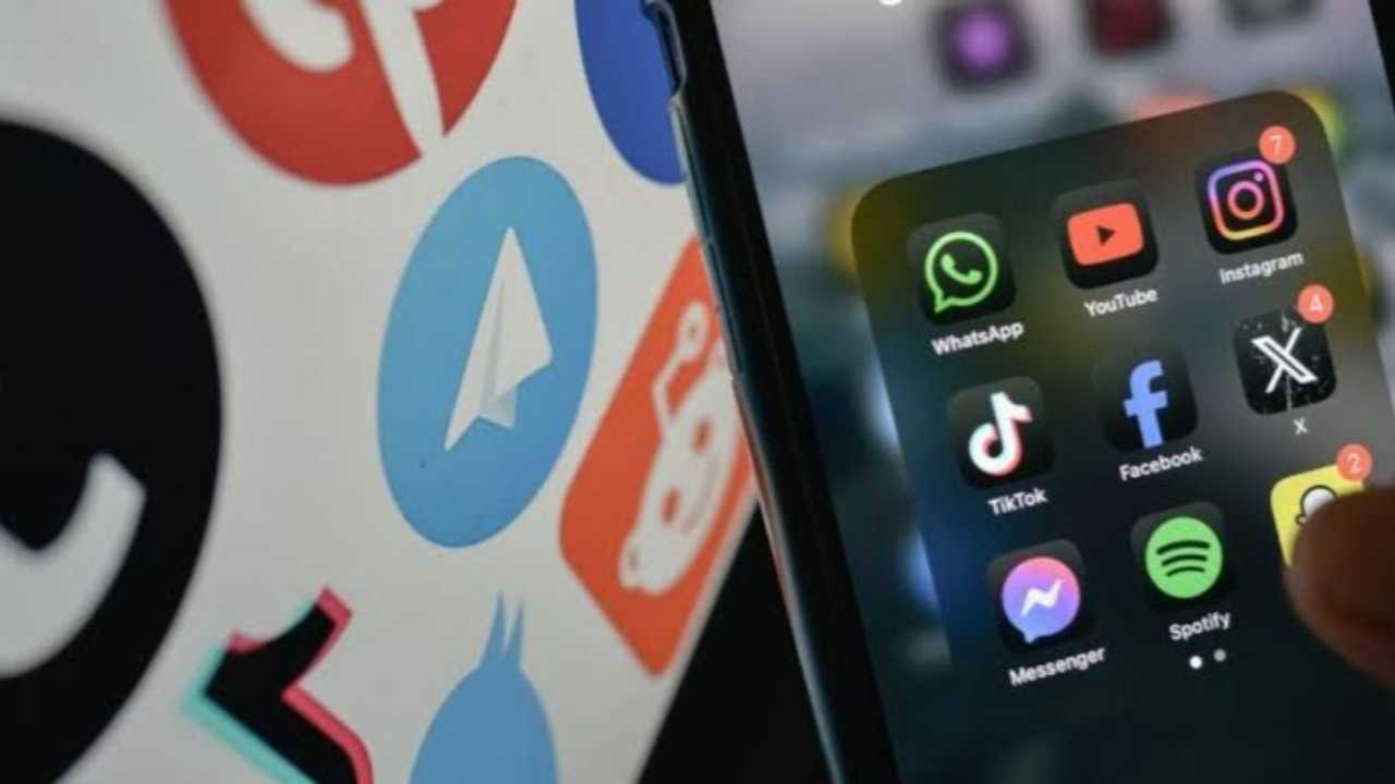 Internet rights group challenges Australia under-16 social media ban