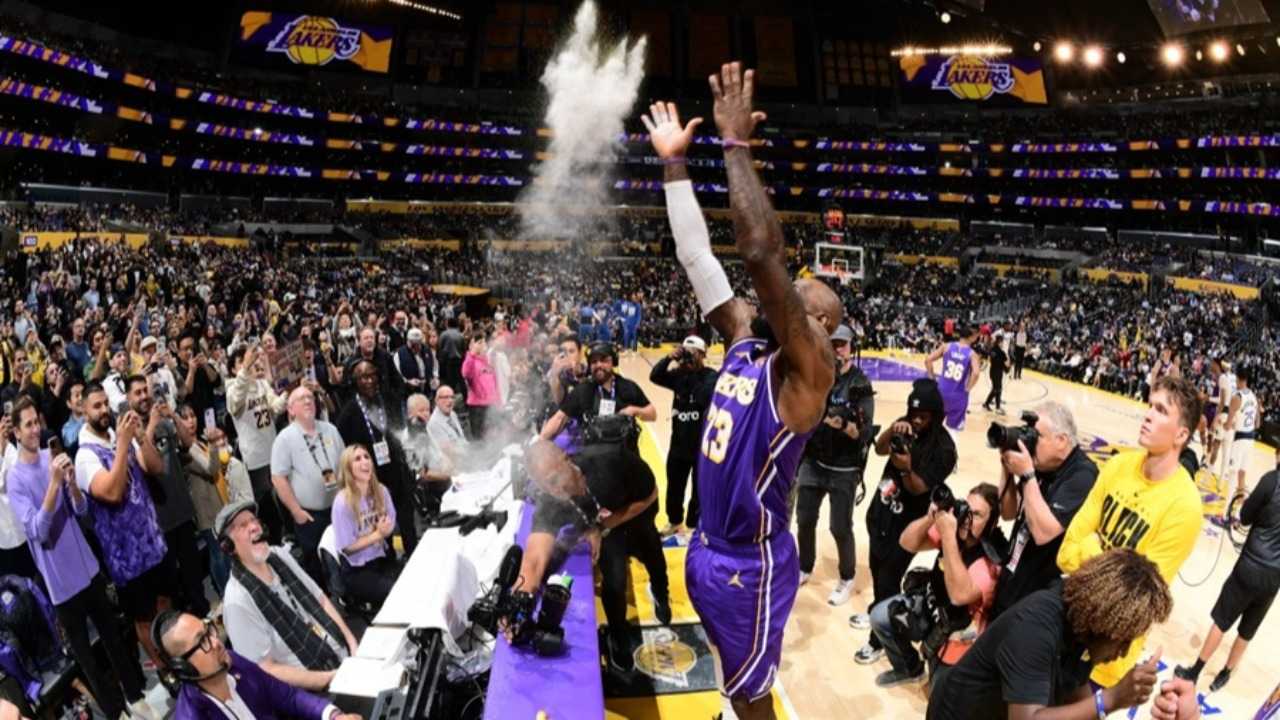 ليبرون جيمس يواصل كتابة التاريخ كأكبر لاعب يحقق تريبل-دابل في NBA