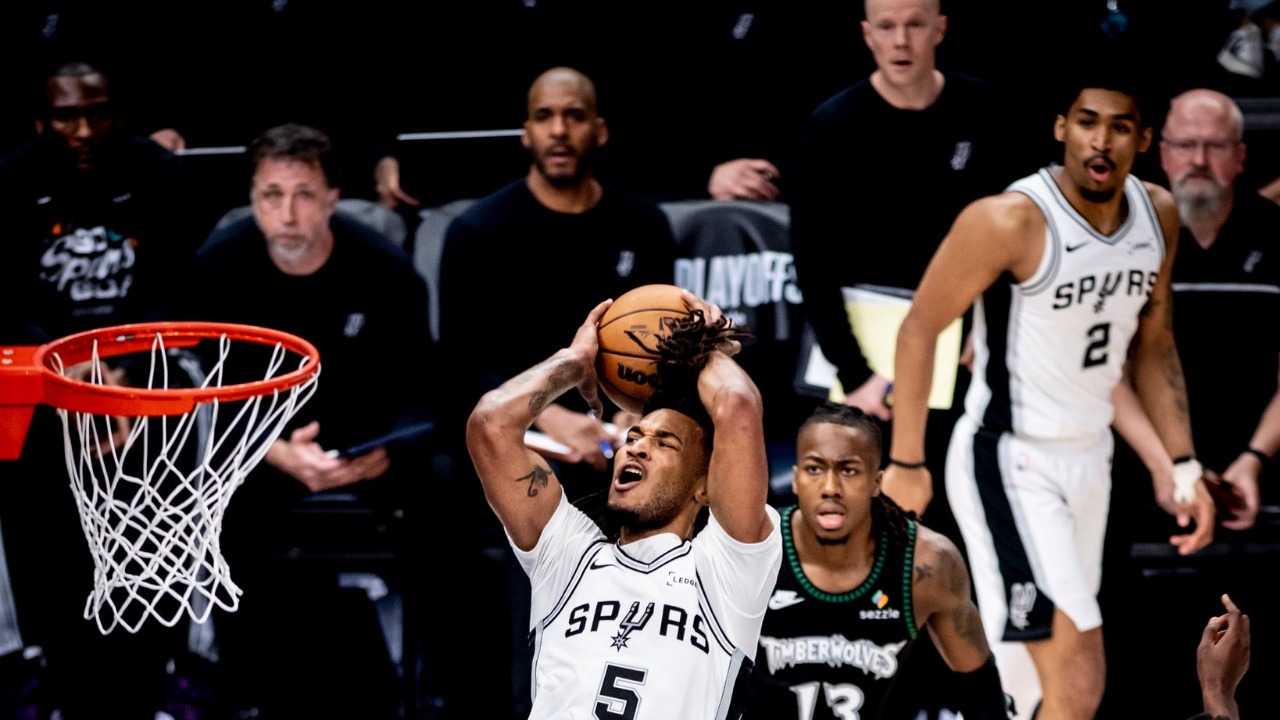 سان أنطونيو يتأهل الى نهائي الغرب لمواجهة أوكلاهوما