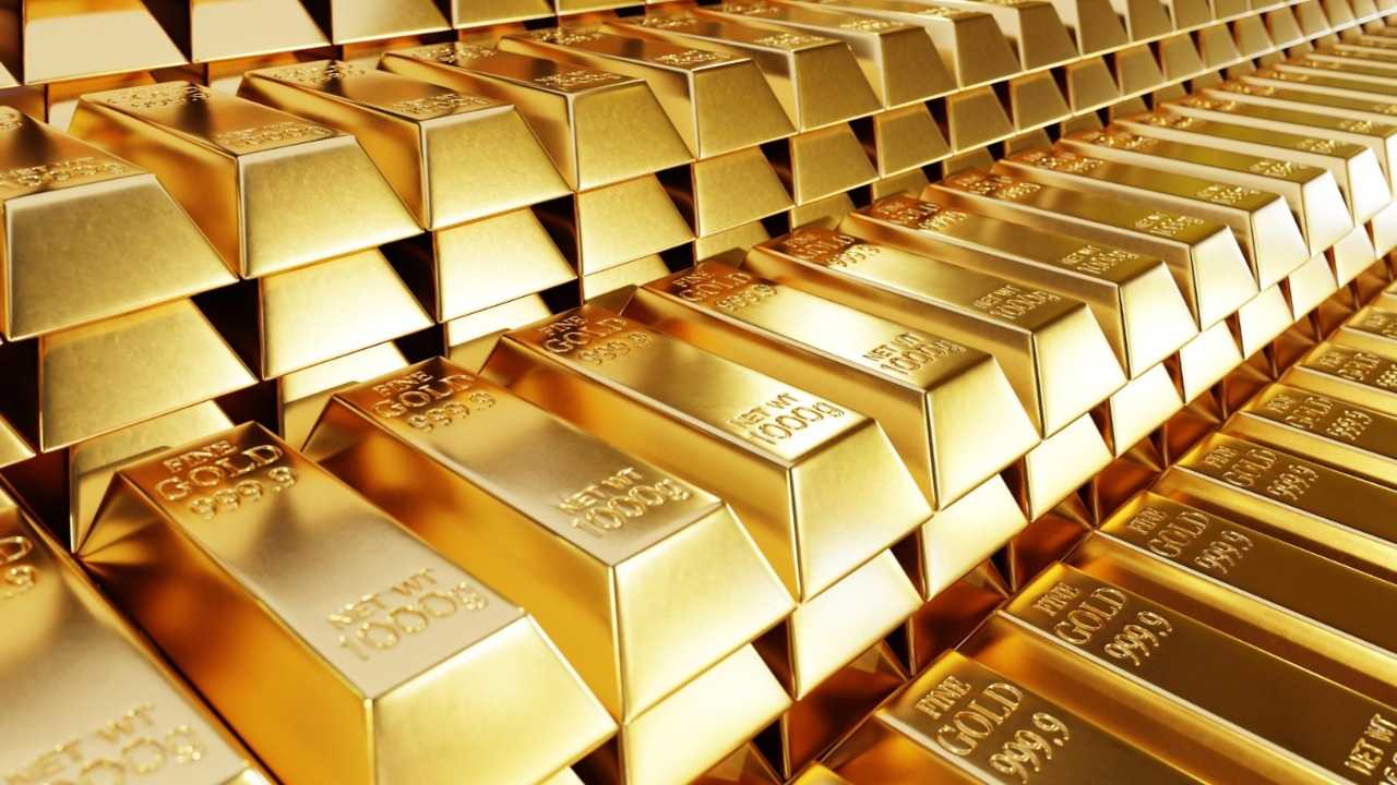 الذهب يتراجع بفعل صعود الدولار والنفط يصعد إثر الضبابية بشأن الحرب