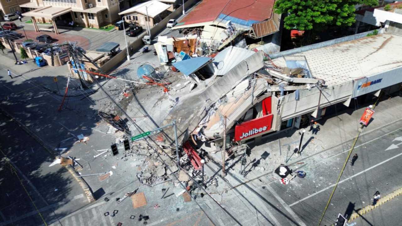 الفلبين تواصل عمليات الإنقاذ عقب زلزال مدمر وتحذيرات من تسونامي