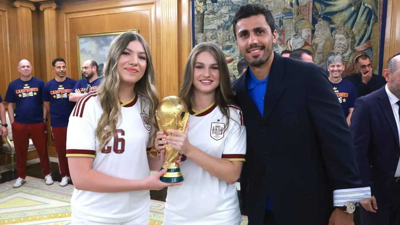 لماذا ارتدت الأميرة ليونور القميص رقم 26 أثناء استقبال منتخب إسبانيا؟