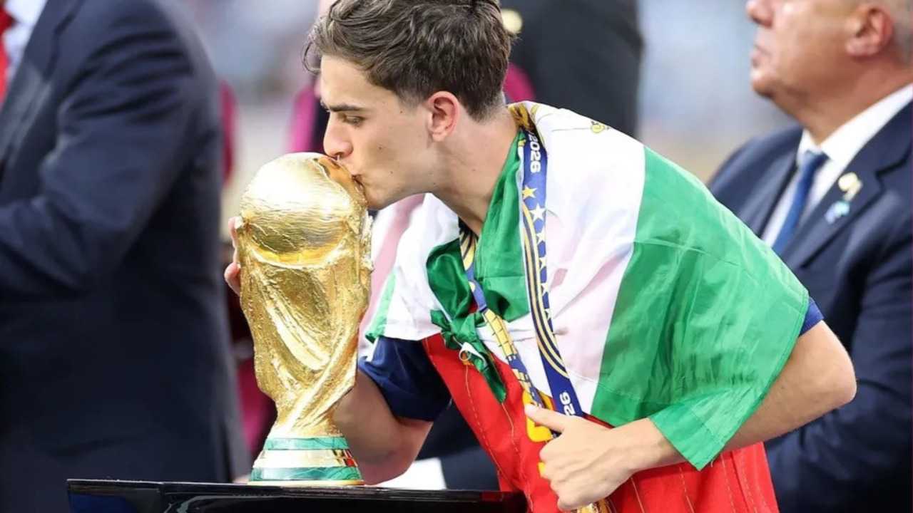 غافي يصبغ شعره بالوردي وفاءً بوعد قطعه قبل كأس العالم 2026